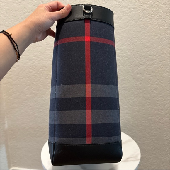 NWT BURBERRY LARGE TOTE NAVY/GREY IP CHECK WITH PaperBag, Tag, Dustbag - Picture 12 of 13